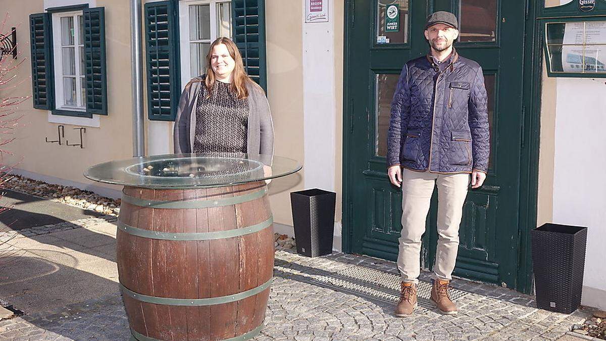 Bürgermeisterin Andrea Kohl und Verpächter Jürgen Posch	 