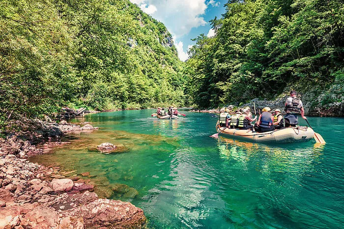 Die Tara zählt zu den beliebtesten Zielen von Rafting-Fans in ganz Europa. Der türkisblaue Fluss ist mit 140 Kilometern der längste in Montenegro, kein Wunder, dass seine gewaltige Kraft auch eine tiefe Schlucht in die Felsen geschnitten hat. An manchen Stellen ist der Canyon 1300 Meter tief. Im Sommer, wenn die Tara nicht ganz so reißend ist, ist die beste Zeit für eine Schlauchboot-Fahrt.