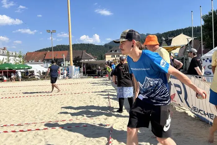 Immer zwei Teams traten in mehreren Runden gegeneinander an, am Freitag waren es 56 Gruppen von bis zu fünf Spielern.