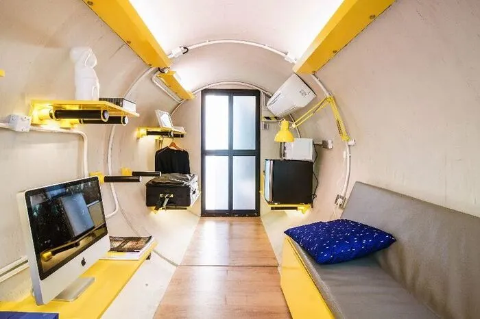 Der "Baustoff" sind Standard-Drainage-Rohre mit 2,5 Meter Durchmesser, die Law zur Hülle für Mikro-Appartements für ein bis zwei Personen macht. Auf etwa 9 Quadratmetern sind Wohnraum, Küche und Bad untergebracht. Die Appartements gibt es gewissermaßen voll möbliert – inklusive Onlinezugang, versteht sich. 