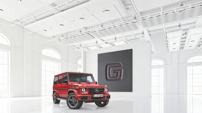 Während schon eifrig am Nachfolger gearbeitet wird, gibt es jetzt vom Original zwei neue Sondermodelle: die Designo-Manufaktur-Edition und die Exclusive-Edition. Erstere ist für den G 350 d und G 500 lieferbar und ist ab September in den Schauräumen zu bewundern. Passend zu den drei lieferbaren Lackierungen Magmarot, Mysticweiß und Obsidianschwarz trägt der G zahlreiche Exterieurelemente in Schwarz: Die AMG-Leichtmetallräder im Fünf-Speichen-Design sind ebenso schwarz wie die Einleger der seitlichen Außen-Schutzleiste, die drei Lamellen des Kühlergrills, die Außenspiegel und die Reserveradabdeckung.