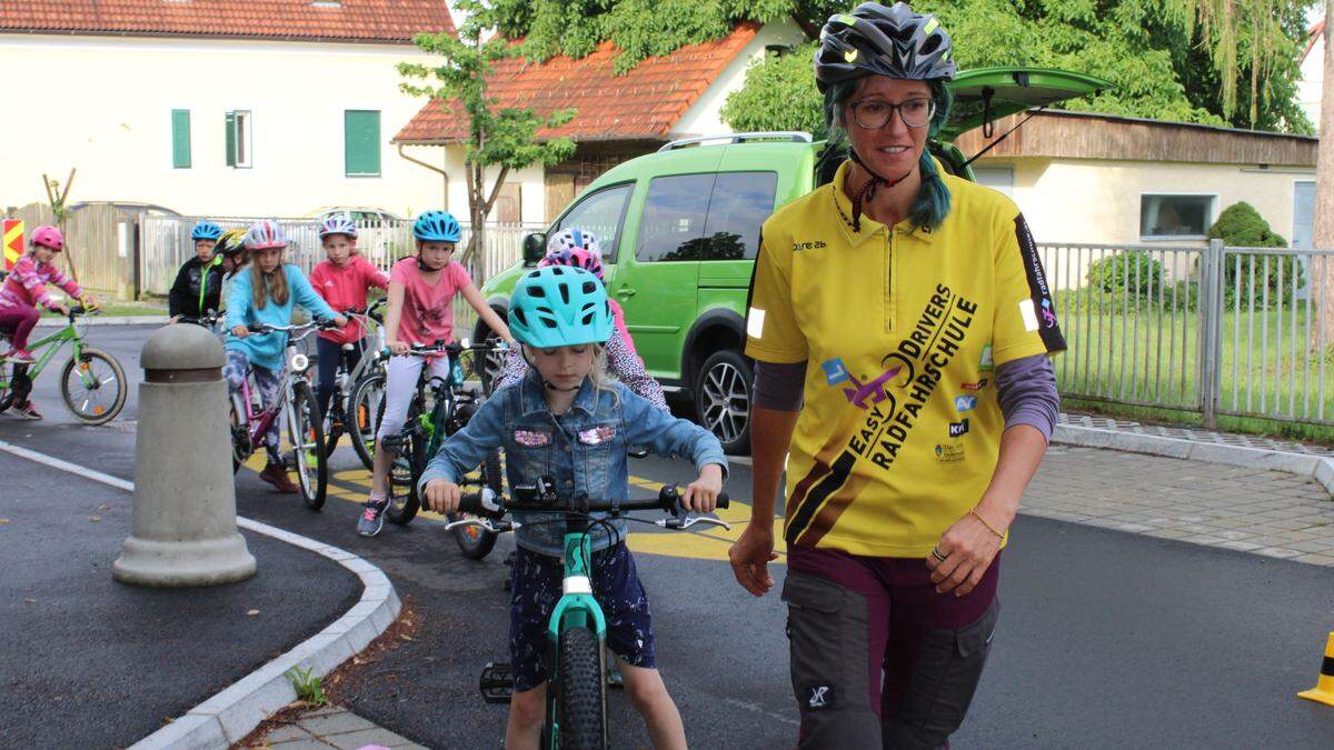 Daniela Schenk von der Radfahrschule Easy Drivers zeigte den Kindern auf was es beim Fahrradfahren ankommt