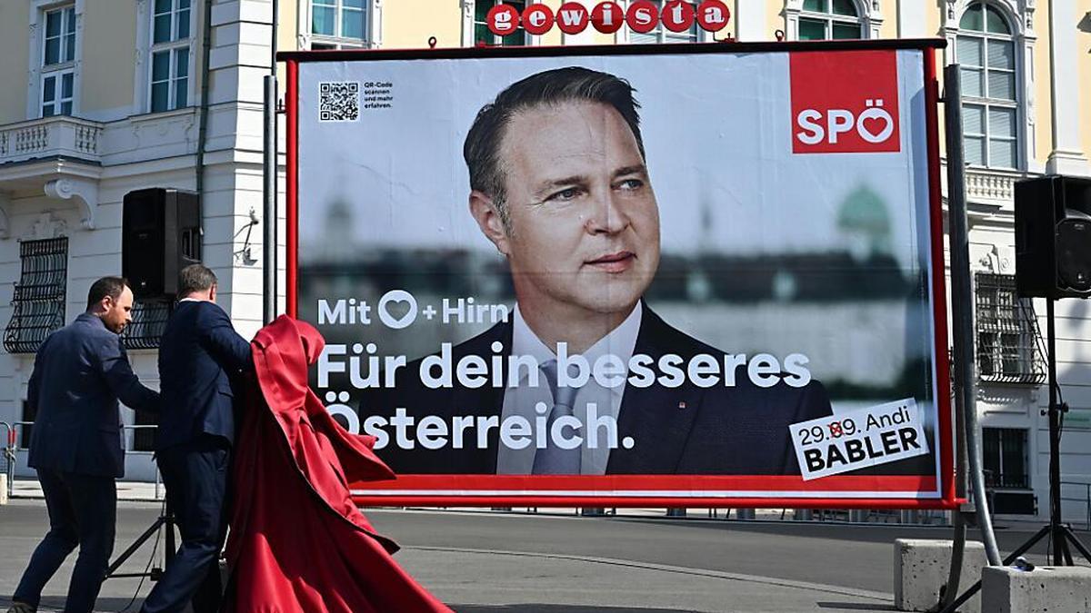 Präsentation eines SPÖ-Wahlplakats in Wien