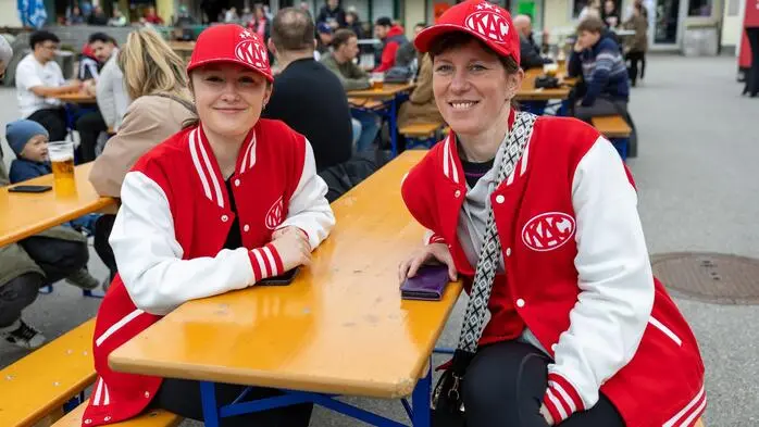 Bei frühlingshaften 15 Grad warfen sich Fans in ihre Eishockey-Trikots und Schals,... 