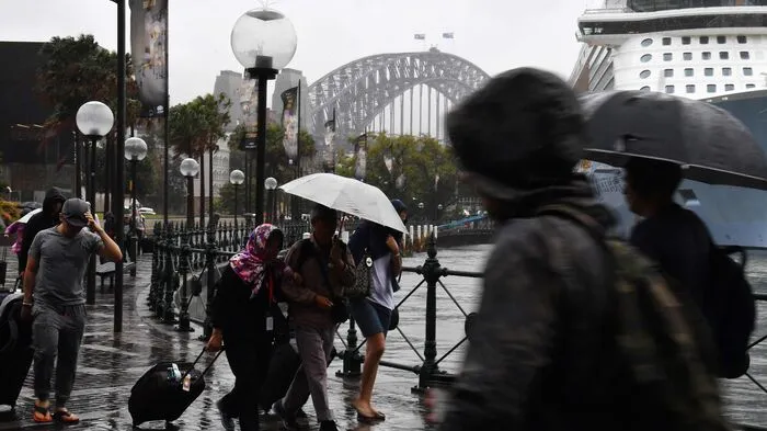 Bei ungewöhnlich heftigen Regenfällen in der australischen Millionen-Metropole Sydney hat es am Mittwoch mindestens einen Toten und mehrere Verletzte gegeben.