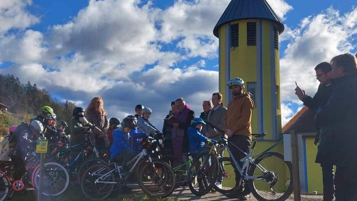 Bike-Strecke | Dichtes Gedränge bei der Eröffnung des Mountainbike-Skill-Parks in Södingberg 
