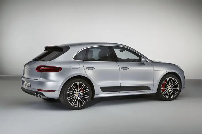 Der Macan Turbo mit Performance-Paket bietet nicht nur mehr Motorleistung, sondern auch eine neu entwickelte Bremsanlage, das adaptive Sportfahrwerk mit Tieferlegung, das Sport Chrono-Paket und die Sportabgasanlage serienmäßig. An der Vorderachse verzögern genutete Bremsscheiben mit 390 Millimetern Durchmesser, 30 Millimeter mehr als beim Macan Turbo ohne Leistungssteigerung. Die Scheiben werden von rot lackierten Sechskolben-Bremssätteln in die Zange genommen.