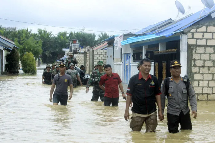 Erst im Jänner waren während der Regenzeit in Indonesien mindestens 30 Menschen von Erdrutschen und Überschwemmungen getötet worden. Der Monsun, der derartige Katastrophen oft mit sich bringt, dauert vielerorts im Land von Oktober bis April.  