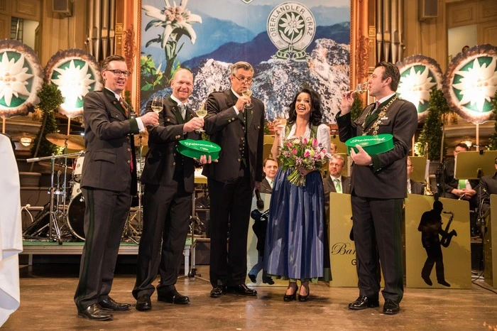 Als Ehrengäste begrüßten Ballfestbauer Klaus Weikhard (links) und Großbauer Michael Kohlroser (rechts) Schlagerqueen Petra Frey und Abfahrts-Ass Klaus Kröll, als Moderator fungierte wieder Dorian Steidl, der für die Oberlandler ein Date mit Robbie Williams platzen ließ.