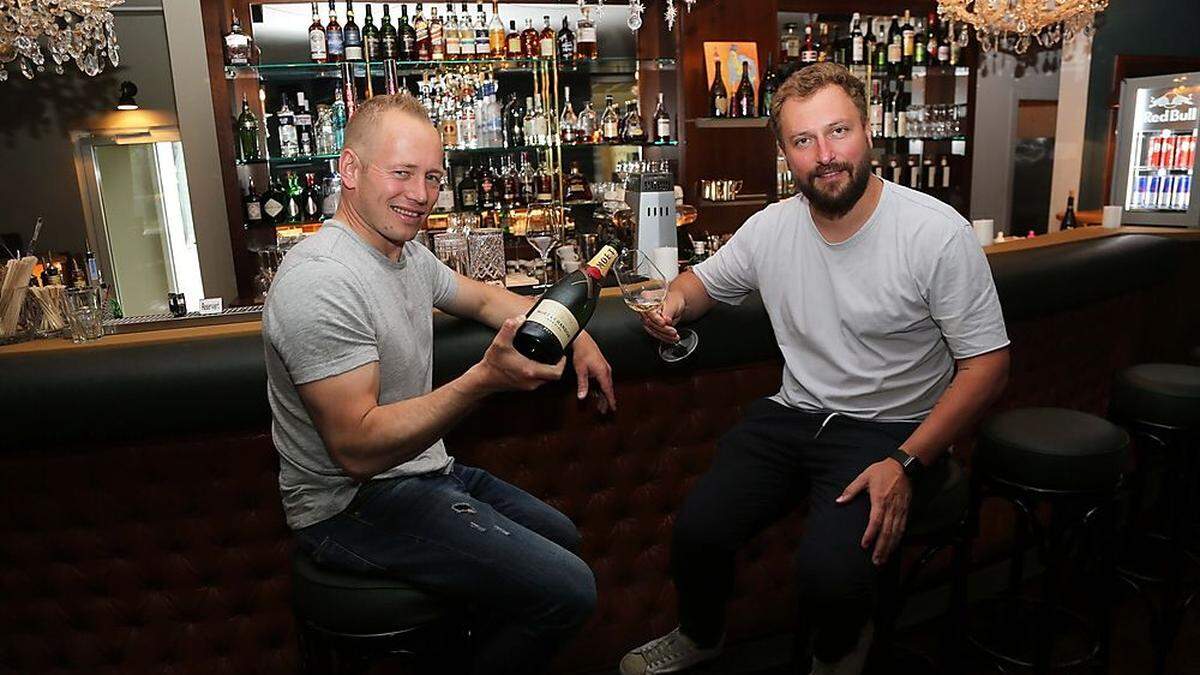 Florian Böker (links) und Andreas Hofmayer in der neuen Bar in der Villa Bulfon