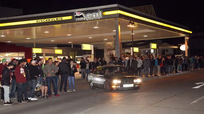 GTI-Fans machten die Nacht zum Tag. Wahrscheinlich hatten die Anrainer eher weniger Freude daran.