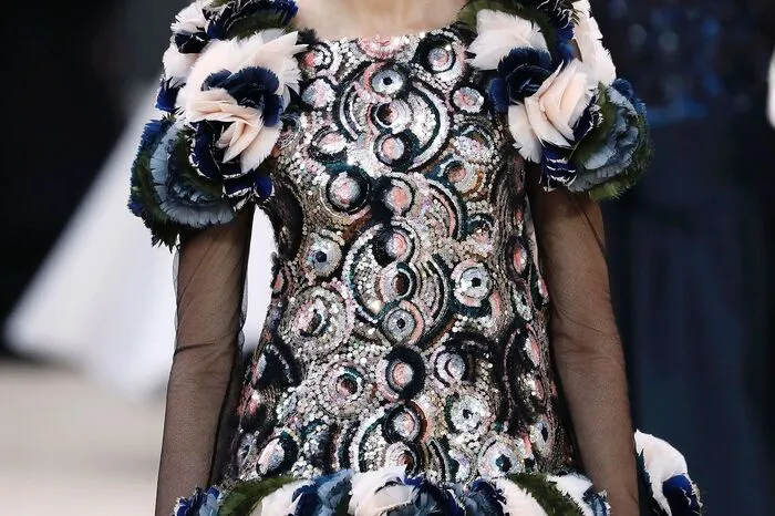 Die Models wirkten zum Teil wie "Klone" von Coco Chanel (1883-1971) selbst - mit Glockenhut auf dem Kopf und in grauschwarzen Tweedkostümen, ein typischer Look der Modemacherin.