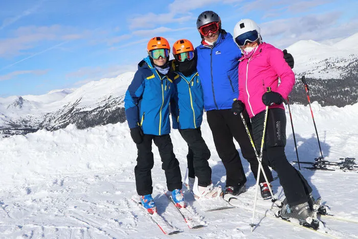 Am Foto von Links: Die Zwillinge Max &amp; Moritz (13 Jahre) mit ihren Eltern Martin Karpf (Landesbediensteter) und Eva Karpf (Selbständige Unternehmerin).