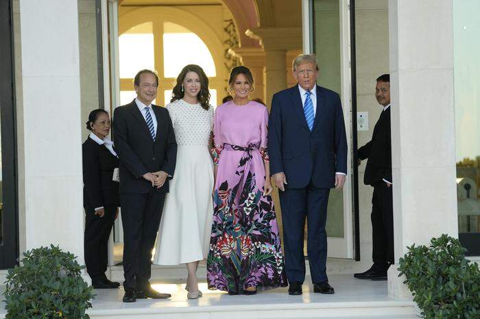 Donald Trump (rechts) neben seiner Frau Melanie Trump, John Paulson (links) und  Alina de Almeida
