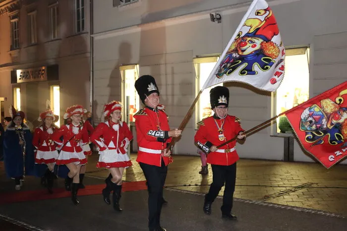 In musikalischer Begleitung der Stadtkapelle marschierten die Narren samt Fackeln und Faschingssymbolfigur Solari vom Rossini durch die Bürgergasse bis zum Hauptplatz.