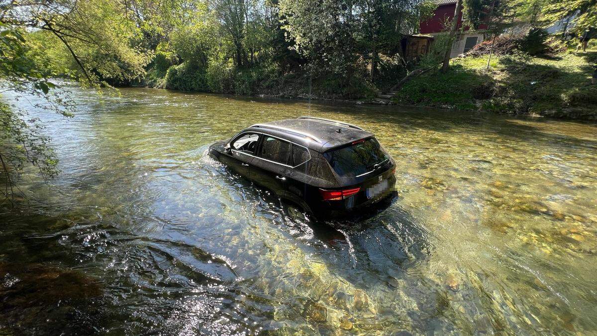 Der SUV blieb an einem Stein hängen