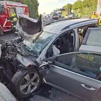 Das Fahrzeug dürfte gegen eine Betonleitwand gekracht sein