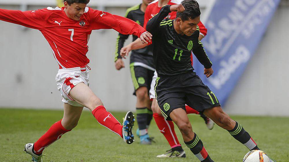 Beim Internationalen Fußballturnier der Nationen spielen die besten U15-Kicker. Im Bild: Flavius Daniliuc (Österreich) gegen Orlando Linares (Mexiko)