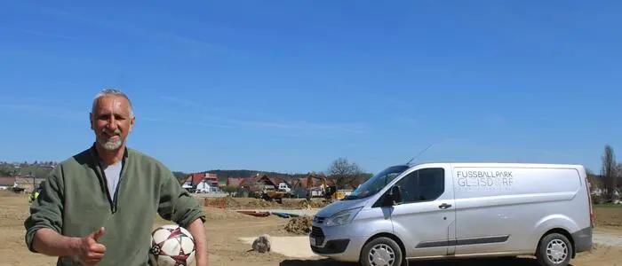 Ex-Fußballprofi Edi Glieder auf der Baustelle in Gleisdorf, wo gerade ein Soccer-Golf-Park ensteht