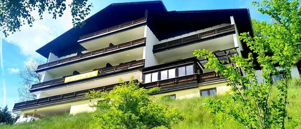 Über dem Ort Oberzeiring befindet sich künftig das Tibetzentrum: Das Gebäude wurde laut Bürgermeister Ewald Haingartner einst als Hotel errichtet