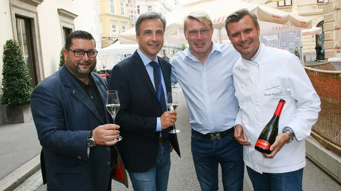 Ausgesuchte Weine - u. a. von Ex-Formel-1-Star Jarno Trulli - kamen von Weinexperte Alexander Andreadis (links). Christof Widakovich (rechts) und sein Küchenteam sorgten für einen kulinarischen Start-Ziel-Sieg und servierten u. a. Thunfisch Sashimi, Risotto mit Artischocken, Oliven &amp; Pecorino oder Rumpsteak "Pimenta". Mit im Bild: Siegfried Nagl, Mika Häkkinen