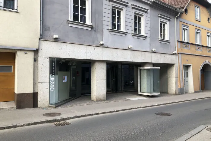 Das Modehaus Kruschitz ist innerhalb der Herzog-Ernst-Gasse einige Häuser in Richtung Hauptplatz übersiedelt und wechselte 2018 den Besitzer. Am alten Standort war es von 1956 bis 2014 beheimatet.