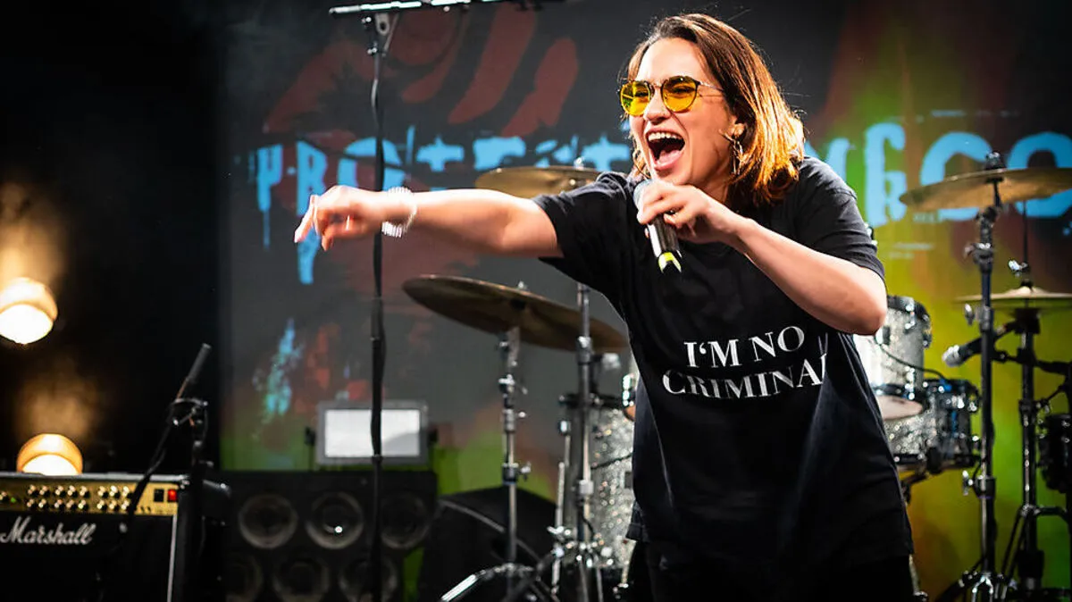 IZRAA als frisch gekürte Gewinnerin des Protestsongcontests 2022 