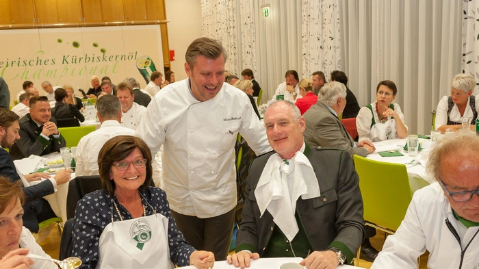 20 Finalisten waren aus mehr aus hundert Einreichungen übrig geblieben, die galt es am Dienstagnachmittag in der Landesberufsschule Bad Gleichenberg zu verkosten. Bürgermeisterin Christine Siegel (l.), Christof Widakovich (mitte) und ORF-Direktor Gerhard Koch (r.) beim Verkosten