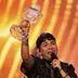 Johannes Pietsch mit dem Songcontest-Siegerpokal | JJ begeisterte Jury und Publikum. 