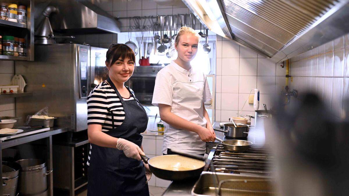 Von links: Yulia Senkina (35) und Diana Akhremenko (19) bei der Arbeit