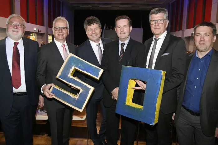 Der ehemalige Direktor Ernst Strömpfl, Landtagspräsident Reinhart Rohr, Bürgermeister Gerhard Pirih, Bezirkshauptmann Klaus Brandner, Direktor Erwin Theuermann und Vizebürgermeister Andreas Unterrieder zeigten sich stolz auf die jublierende Schule.