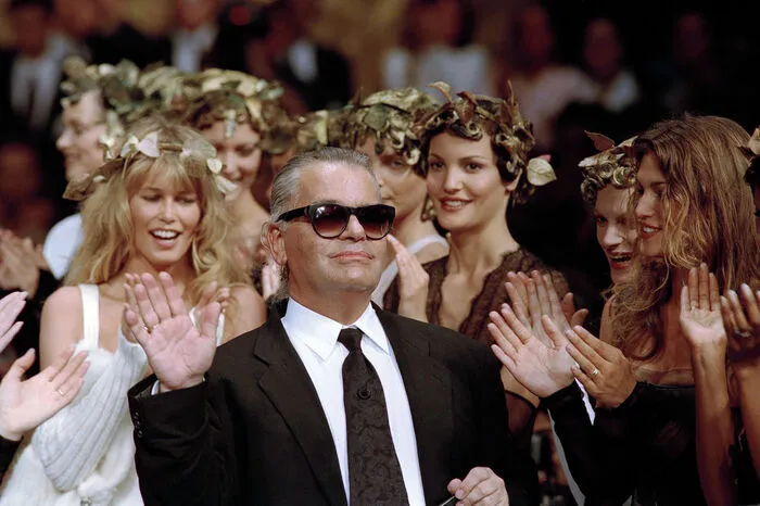 "Ich werde ihm für immer dankbar sein", schrieb "la Schiffer" im vergangenen Jahr zum Tod Lagerfelds. Er hatte sie 1988 bei Chanel unter Vertrag genommen. Dass Lagerfeld sie 1996 öffentlich unschön als "gestrige Erscheinung" abgefertigt hatte, war da verziehen. Lagerfeld habe ihr alles über Mode, Stil und wie man in der Modebranche überlebt, beigebracht, schrieb Schiffer.