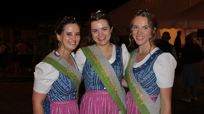 Neben Klängen der Trachtenmusikkapelle Ramsau am Dachstein und der „Seidlzupf Musi“ begeisterten „Die Krochledernen“ bis in die frühen Morgenstunden. Als Highlight des Abends wurden die neuen „Dachsteinhoheiten“ präsentiert.
Chiara Huber, Anna Gugganig und Sabine Bliem dürfen nun ein Jahr lang die Tourismusregion Schladming-Dachstein bei zahlreichen Events repräsentieren. „Wir sind sehr gespannt, was das Jahr bringt und welche Events wir besuchen dürfen. Auf das Aufsteirern, den Steiermark-Frühling in Wien und das Nightrace freuen wir uns jetzt schon besonders“, so Gugganig.
