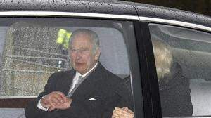 Charles und Camilla wurden durch die Fensterscheiben einer Limousine gesichtet