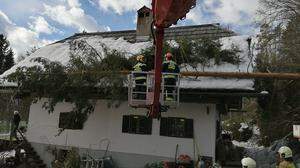 In Klagenfurt-Großbuch ist ein Baum auf ein Haus gestürzt