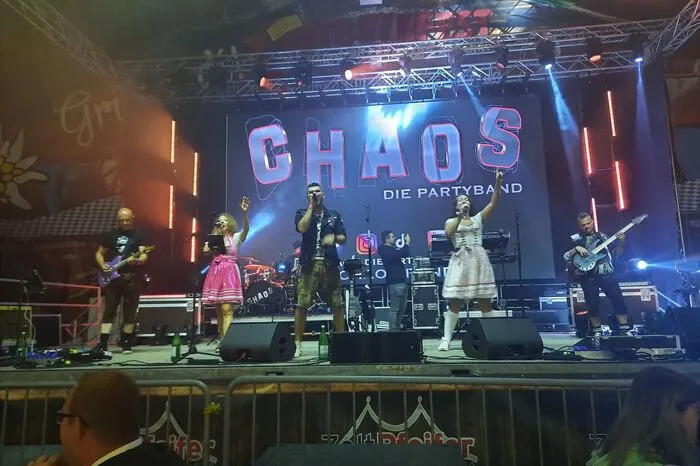 Die Partyband "Chaos" heizte der Menge ein...