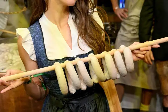 Unter die Gäste mischt sich auch Schlagergröße Vanessa Mai