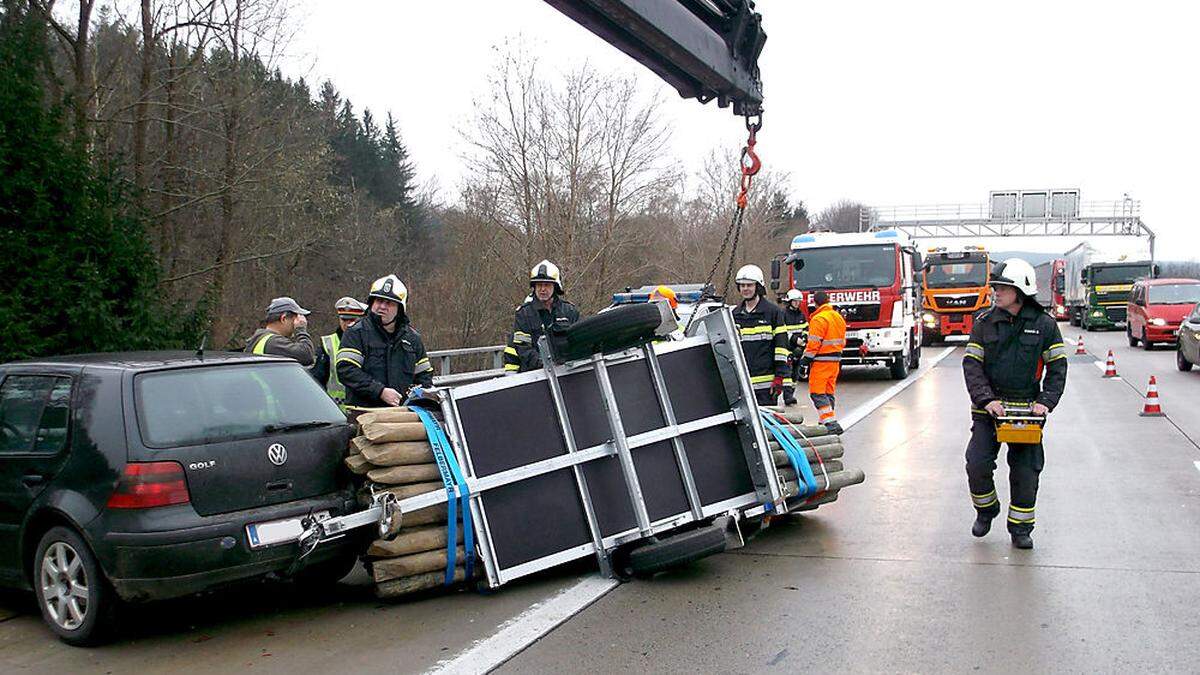 Ein mit Holz beladener Anhänger kippte bei Gleisdorf West um