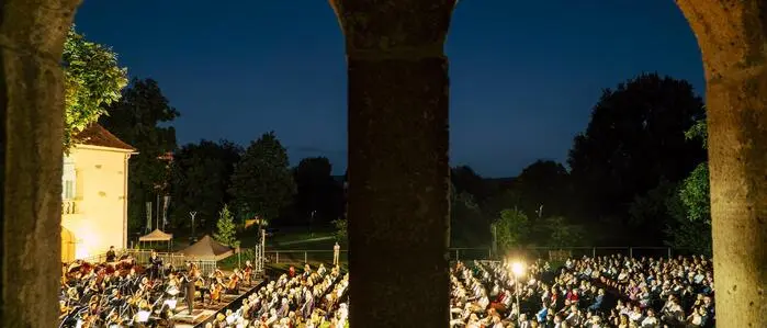 Die Schlosshofserenade mit ihrem einzigartigen Ambiente zieht jedes Jahr viele Musikbegeisterte an