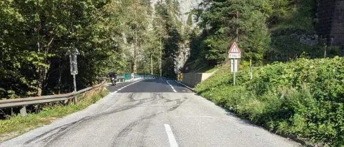 Der Mittelstreifen endet im Nichts, ein paar Meter weiter beginnt seitlich ein Mehrzweckstreifen