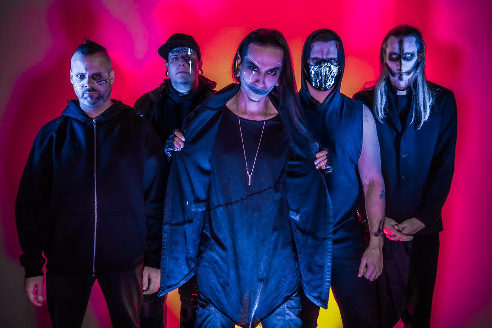 Mit ihrem einzigartigen Mix aus harten Metal-Riffs und modernen Klängen hat sich CHAOSEUM als eine der aufregendsten und innovativsten Bands der Metal-Szene etabliert