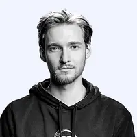 Lukas Kohlmaier, 1996 in der Südoststeiermark geboren. Nach dreijährigem Medientechnik und -Design Studium und einem kurzen Abstecher in die Selbstständigkeit, nun seit 2021 bei der Kleinen Zeitung im Bereich Video tätig. Die kraniale Festplatte wurde in vergangenen Jahren hauptsächlich mit Informationen zu Videoproduktion, Motorsport, e-Sport und zu vielen Memes befüllt (würden manche behaupten). Im professionellen Rahmen ein Verfechter von ausgefallenen Ideen und ehrlichem, KI-freiem Content.