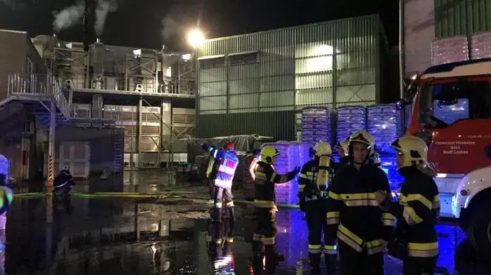 Im Bereich der Pelletsanlage von Mayr Melnhof Pellets in Leoben-Göss war Freitagnacht ein "größerer Brand" ausgebrochen. Es stand ein Transportband inklusive Infrastruktur in Vollbrand. Die Flammen hatten zu diesem Zeitpunkt bereits auf Gebäudeteile übergegriffen. Die Feuerwehren Leoben-Göss und Leoben-Stadt wurden alarmiert.  