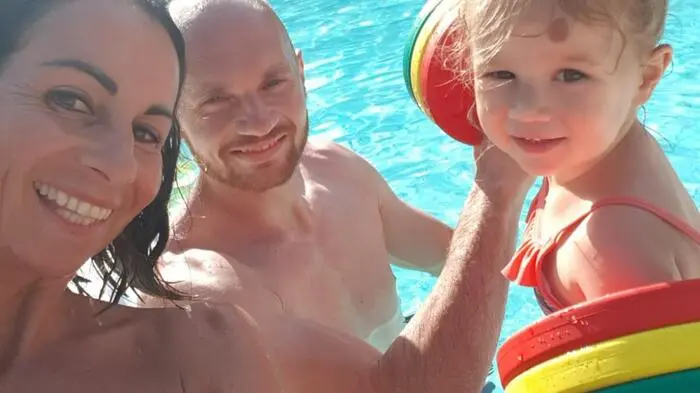 WAC-Goalie Alex Kofler planschte mit Frau Annette und Tochter Mia.