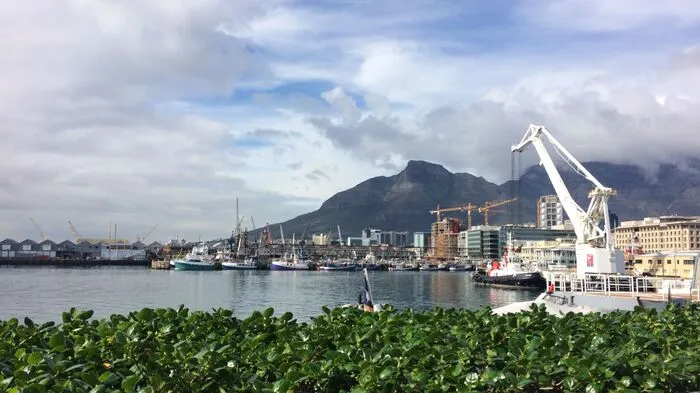 1. Die "Victoria & Alfred Waterfront": Im restaurierten Hafenviertel von Kapstadt befindet sich die "VA Waterfront", eine der meist besuchten Attraktionen in Kapstadt. Restaurants, Kinos und ein großes Einkaufszentrum locken die Touristen.