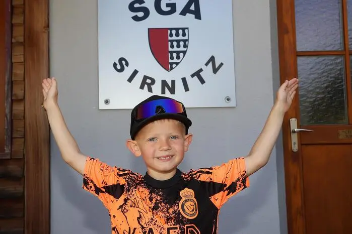 Am Sportplatz der HINTI ARENA des SGA-Sirnitz.