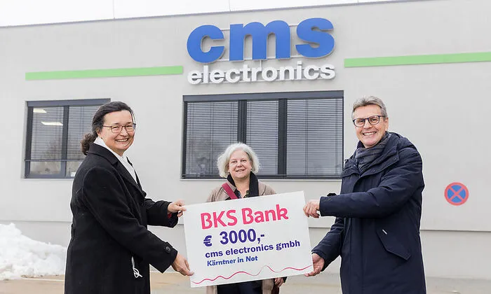 Singer Jutta und CMS-CEO Michael Velmeden (von links) übergeben 3000 Euro an Susanne Koschier