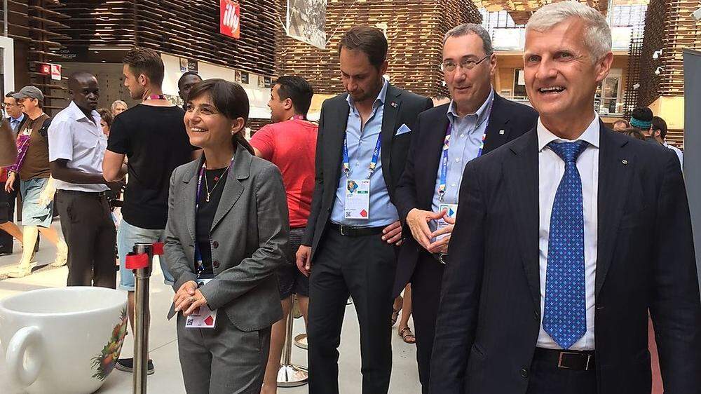 Von links: Debora Serracchiani mit Landesräten Christiano Shaurli und Sergio Bolzonello, sowie Andrea Illy beim Bummel im Cluster Café auf der Expo