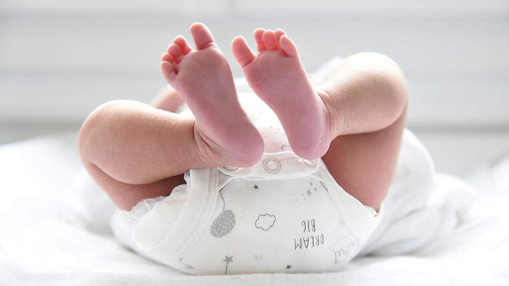 Das vier Monate alte Baby (Sujetbild) kämpft in einer Wiener Klinik um sein Leben