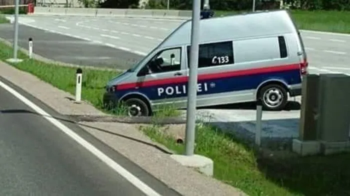 Polizeiwagen kam vom rechten Weg ab